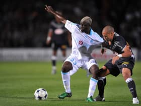 (FILES) In this file photo taken on September 13, 2008 Girondin’s forward Yoan Gouffran (R) fights for the ball with with Marseille’s Cameroonian midfielder Modeste M’ Bami during the French L1 football match between Bordeaux and Olympique de Marseille, at the Chaban Delmas stadium in Bordeaux, southwestern France. - Cameroonian Modeste M’Bami, former midfielder for Paris Saint-Germain and Olympique de Marseille died aged 40 in Le Havre, announces sports agent Frank Belhassen, on January 7, 2023. (Photo by PIERRE ANDRIEU / AFP) (Photo by PIERRE ANDRIEU/AFP via Getty Images)