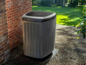 Installing an eco-friendly heat pump (photo: adobe)