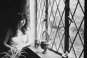 English singer-songwriter and musician Kate Bush at her family's home in East Wickham, London, 26th September 1978. (Photo by Chris Moorhouse/Evening Standard/Hulton Archive/Getty Images)