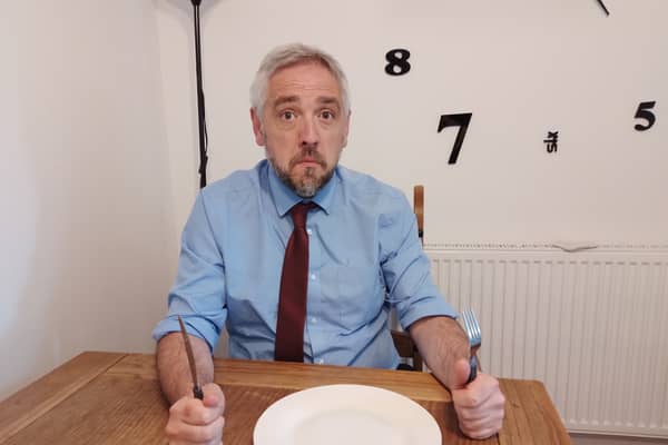 Hangry dad Iain Grant ordered his family a £34 take out curry - only to discover when he went to collect it that the restaurant had closed down. 