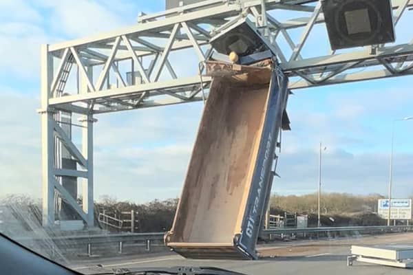 The lorry trailer stuck on a gantry between junction 17 at Cribbs Causeway and junction 18 at Avonmouth