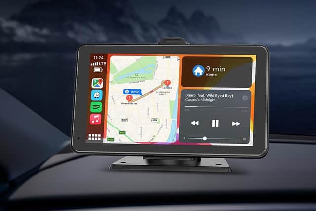 It can mount on the dashboard or the windscreen