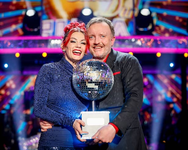 Comedian Chris McCausland and huis professional partner Dianne Buswell have been crowned the 2024 Strictly Come Dancing champions. 
