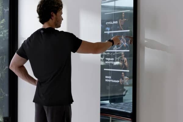 It's a smart mirror that keeps you fit with AI