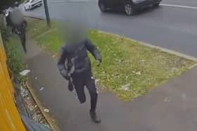 This video shows the moment teens run through the streets of Gipton brandishing machetes