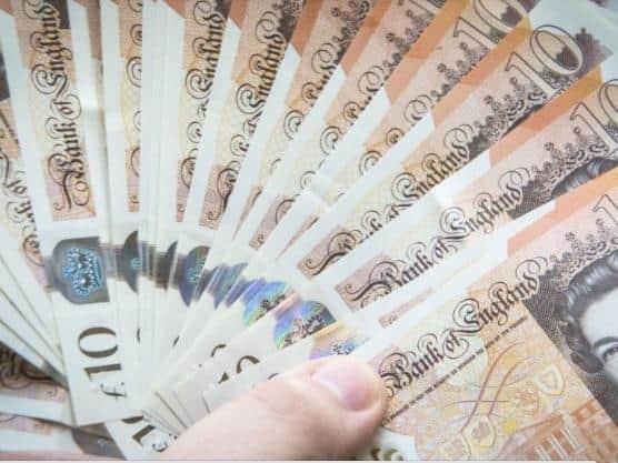 More than £800 has been raised within hours for an 86-year-old woman who had her purse snatched by a thief in Lutterworth yesterday (Tuesday).