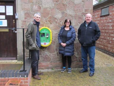 Left to right: Phil Sewards and Denise Coomber (St John's Church) and Neil Morris
(Kenilworth HeartSafe). Photo supplied