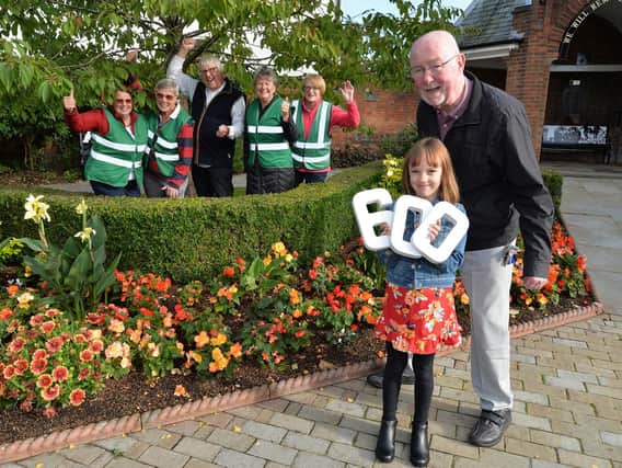 Front, Maisie Sunderland, 6, helps Tony Hirons present £600 to Blooming Lutterworth.
PICTURE: ANDREW CARPENTER