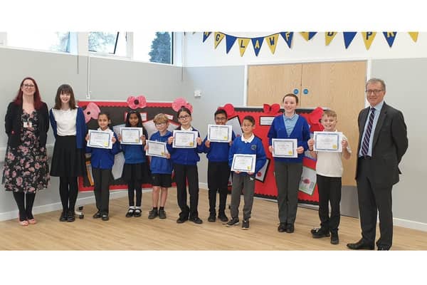 Rugby MP Mark Pawsey (right) with the head and deputy head boys and girls, along with the other pupils who volunteered for the and Long Lawford Primary School head Mrs Stringer (left)