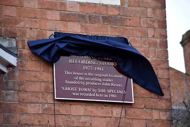 The plaque is unveiled at 27 Woodbine Street in Leamington. Photo by Allan Jennings.