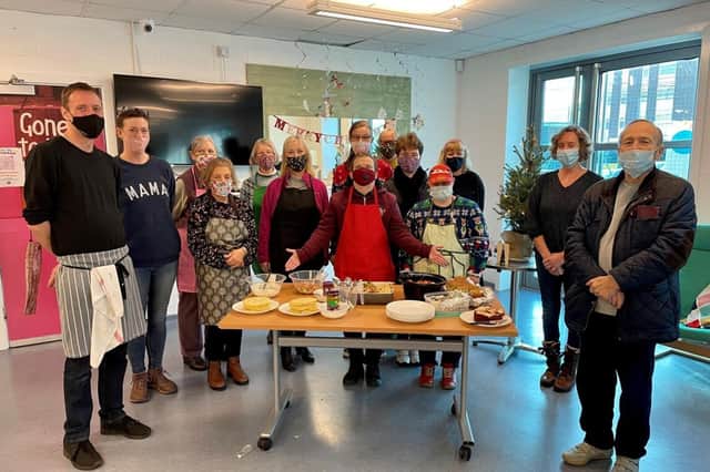 Chef Alistair Lewis with the Warm Hub slow cooking group and project partners from Compassionate Kenilworth and the Kenilworth Centre. Photo by WRCC