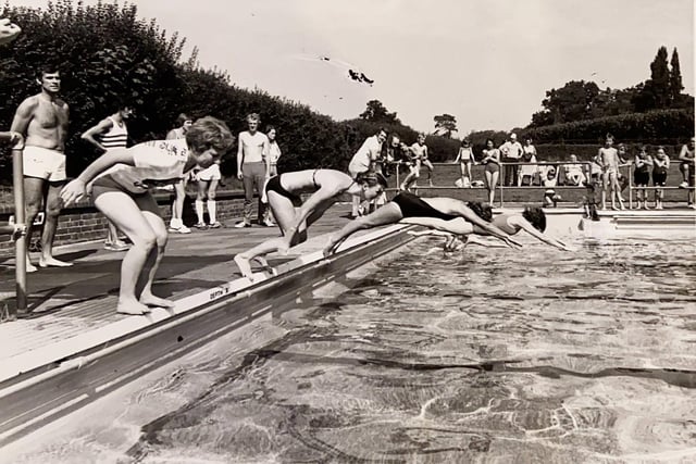 Horsham swimming pool August 1978