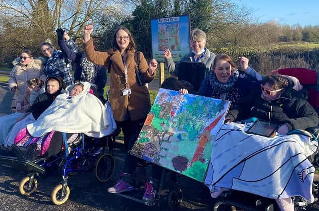 School pupils from Oak Wood Secondary School unveiled a piece of artwork to welcome residents to a newly-built housing development in Nuneaton.