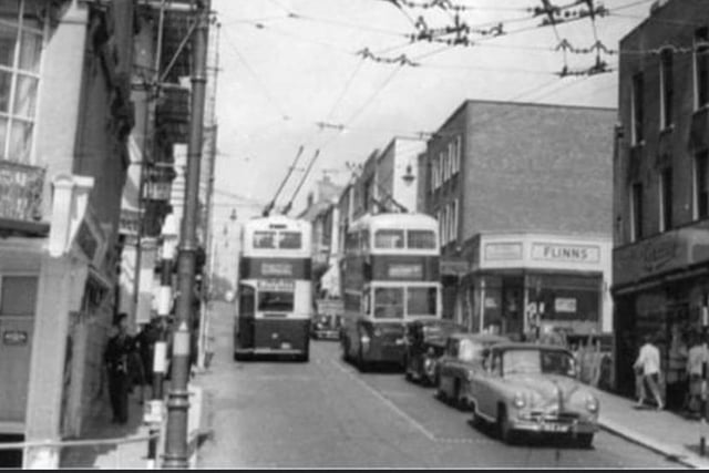 Bottom of London Road, around 1958, with trolley buses SUS-221003-132628001
