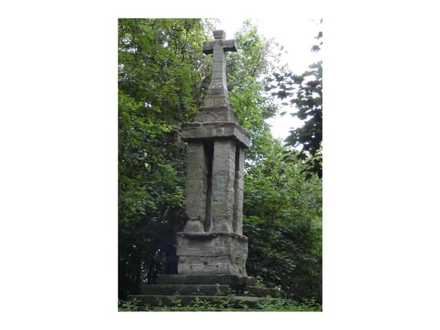 The memorials and Gaveston Cross on Blacklow Hill