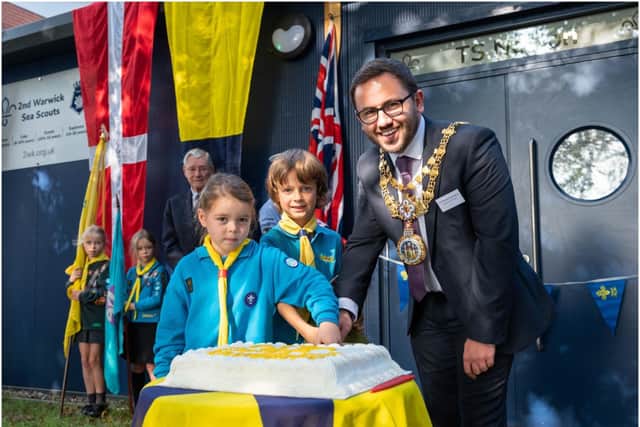 The Mayor of Warwick Cllr Richard Edgington, cutting the ‘TS Norton’ cake with two
members from the Beavers. Photo supplied