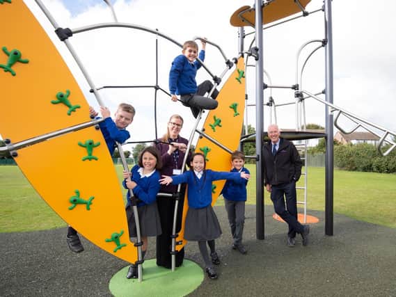 Katie Benson, head teacher at Radford Semele C of E Primary School and Alistair Clark, managing director of AC Lloyd Homes with, left to right, pupils Jacob, Bethany, Jeri, Oliver and Josh.