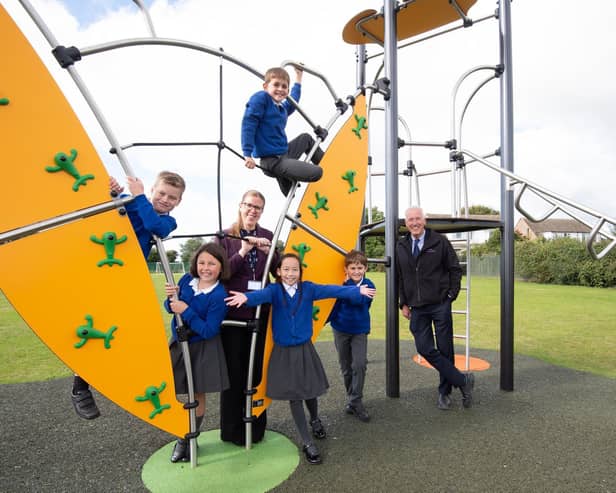 Katie Benson, head teacher at Radford Semele C of E Primary School and Alistair Clark, managing director of AC Lloyd Homes with, left to right, pupils Jacob, Bethany, Jeri, Oliver and Josh.