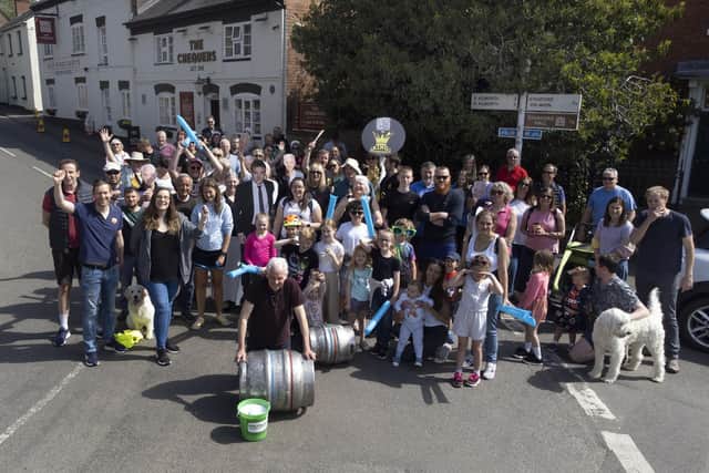Front, Landlord Brian Priest of The Chequers pub in Swinford before the start of the 35th barrel push to Catthorpe Farm in aid of Macmillan Cancer Support.
PICTURE: ANDREW CARPENTER