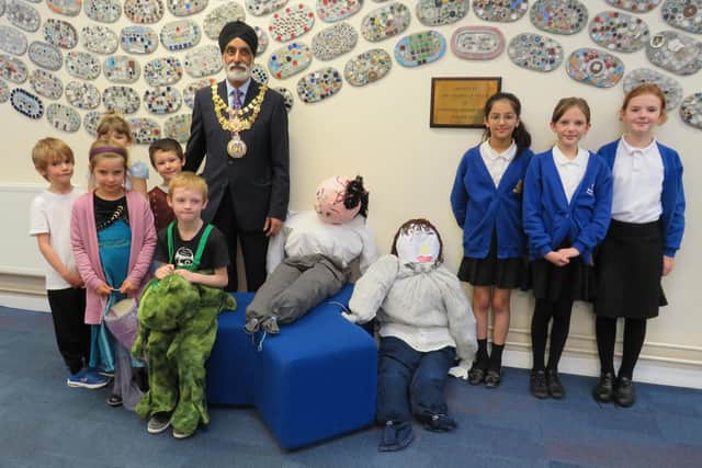 Cllr Parminder Singh Birdi, Warwick Mayor, with children from Newburgh and their Guys. Photo supplied