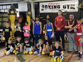 Cleary's Boxing Gym boxers including Birmingham 2022 Commonwealth Games gold medallist Lewis Williams (in red) with Leamington Mayor Cllr Nick Wilkins.