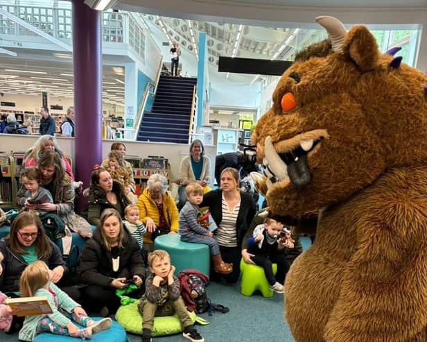 The Gruffalo meets his fans at the library.