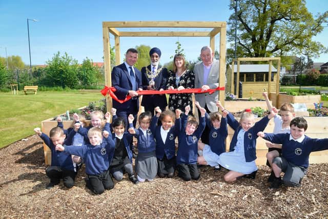 Left to right show: Jamie Bunce, Jim Butress, Mayor of Warwick Parminder Singh Birdi, Cassie Shirley and pupils of Heathcote Primary Photo by Will Johnston Photography