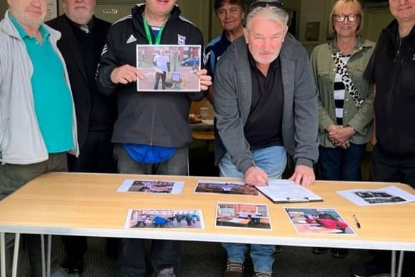 More than 300 people signed a petition backing Feilding Palmer Hospital in Lutterworth in just hours after an action day was launched by Cllr Martin Sarfas.