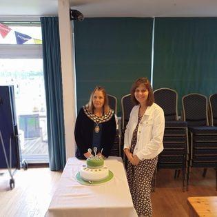 Kenilworth Mayor Cllr Alix Dearing viewing the cakes on display at the event.