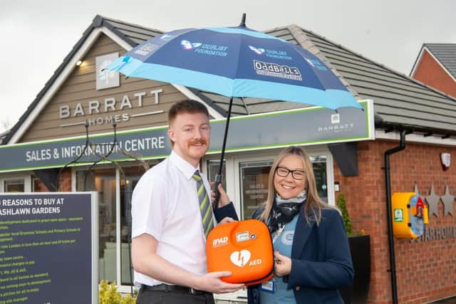 BN - SGB-32863 - Jack and Naomi with the defibrillator at Ashlawn Gardens