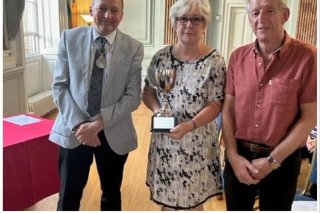 Overall Best Newcomers – Mr and Mrs Andrew Moran, holders of plot 19B at Cape Housing, with the Deputy Mayor, Councillor Dave Skinner. Photo by Warwick Town Council