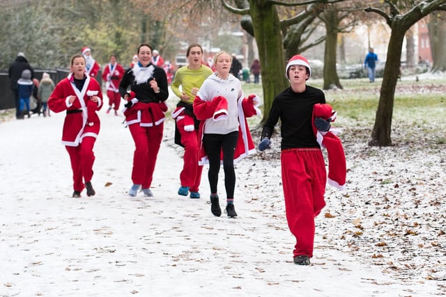 The 5k route took Santas and elves around Victoria Park. Photo by David Hastings/dh Photo