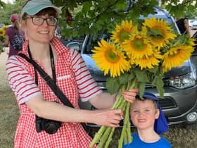 The amazing sunflowers are in bloom and they are open to the public who can come along, pick sunflowers, and enjoy a slice of homemade cake while they’re there.