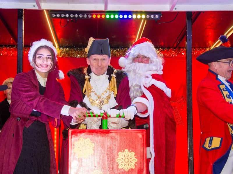 The Mayor of Warwick, Cllr David Skinner turning on the Christmas lights.
