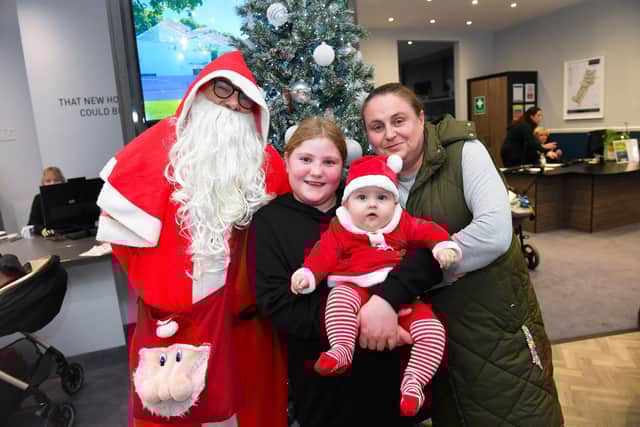 B&DWM & BWM - 07.12.2024-014 - Residents at the growing community meeting Santa ahead of Christmas