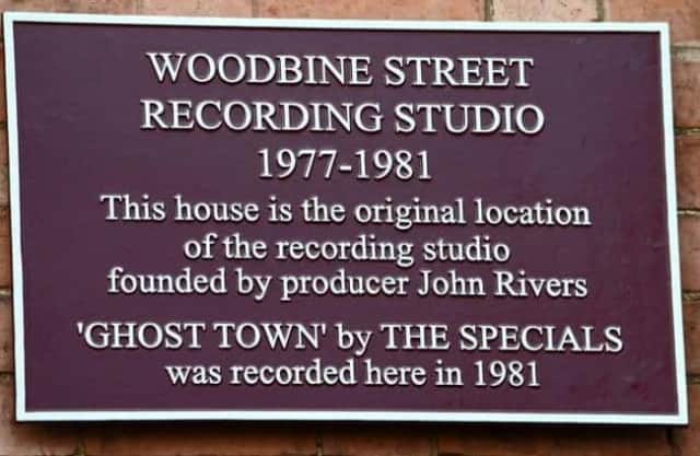 The Special Interest Plaque at 27 Woodbine Street. Photo by Allan Jennings.