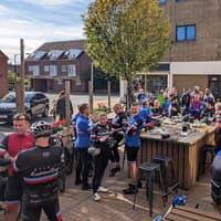 Warwick cycling club celebrates ten-year partnership with town centre restaurant