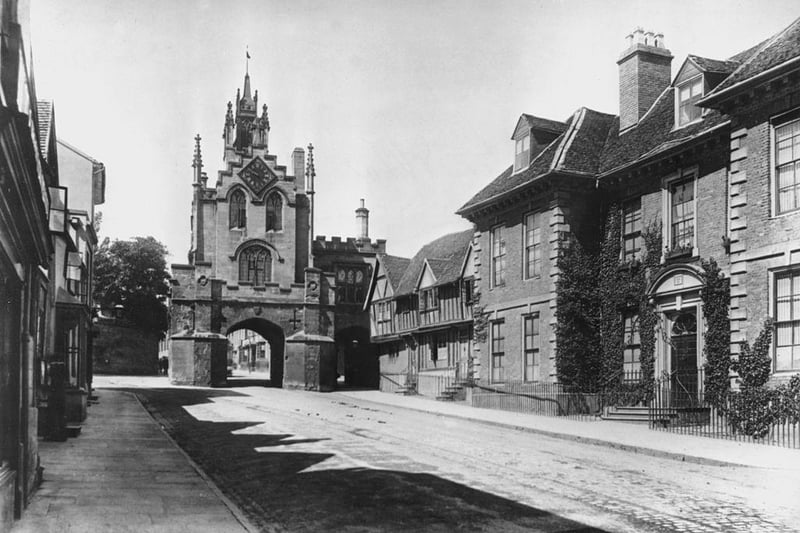 The East Gate in Warwick, with Landor's house on the right, circa 1910.