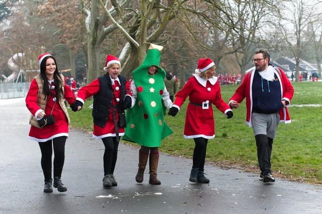 Hundreds of people took part in the festive 5k. Photo by David Hastings/dh Photo