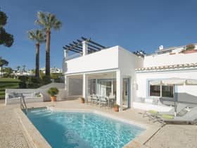 The villas at Four Seasons Fairways are upmarket havens (photo: www.almaphotography.com)