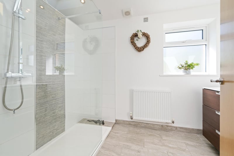 The ensuite to the main bedroom. DM & Co. Homes
