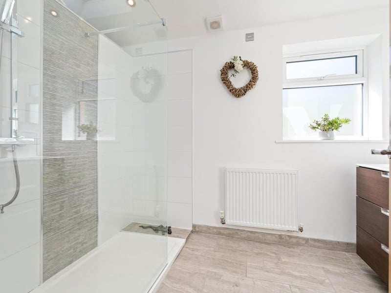 The ensuite to the main bedroom. DM & Co. Homes