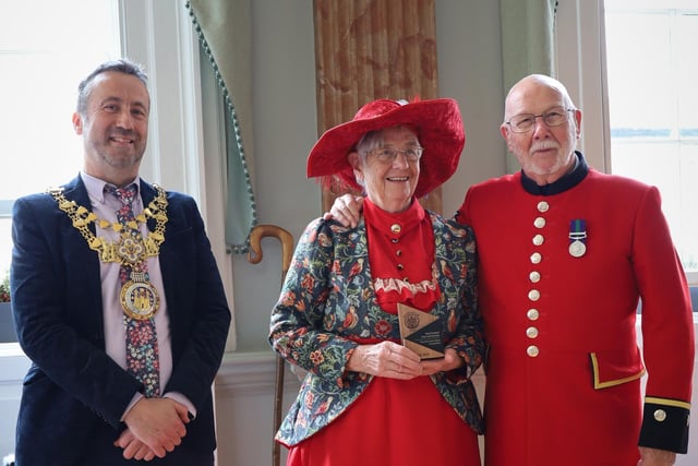 The Mayor of Warwick, Cllr Oliver Jacques presenting an award to Chelsea Pensioner Roy Palmer and Sandra Kettlewell for best dressed couple.