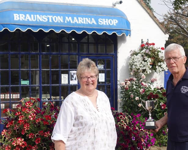 Debbs Bradshaw and Ian Norris with 'The Dennett's Garden Cetre Cup', which they jointly received on behalf of Braunston Marina.