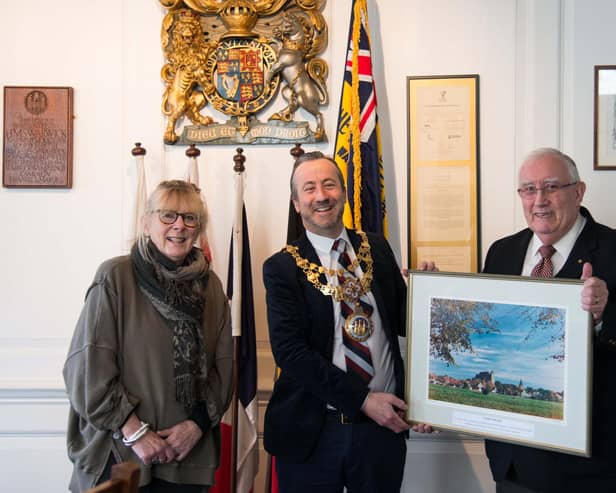 Mervyn Kimberley (right) presenting the Verden Dom picture to the Mayor of Warwick, Cllr Oliver Jacques and current chair of the Warwick Twinning association, past Mayor of Warwick, Mandy Littlejohn. Photo by Gill Fletcher