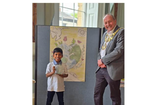 Adhav Navinan with the Mayor of Warwick 2024-25, Cllr David Skinner. Photo by Emscote Infant School
