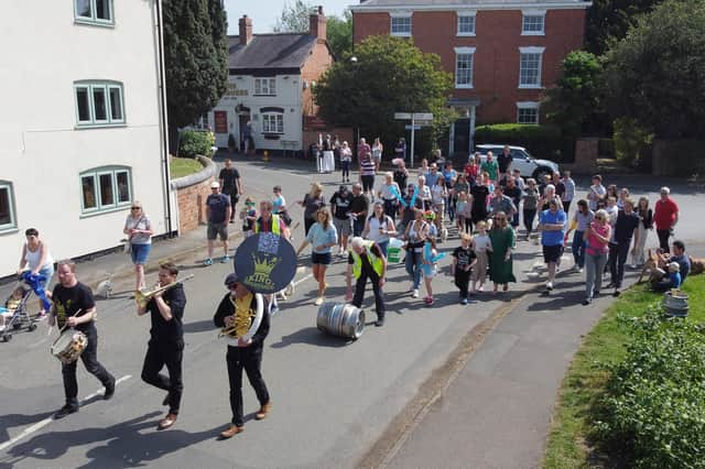 The Chequers pub in Swinford during the start of the 35th barrel push to Catthorpe Farm in aid of Macmillan Cancer Support.
PICTURE: ANDREW CARPENTER