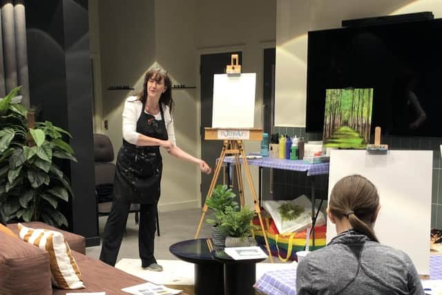 Jan Taylor, the driving force behind nJoyArt, teaching a previous group.
