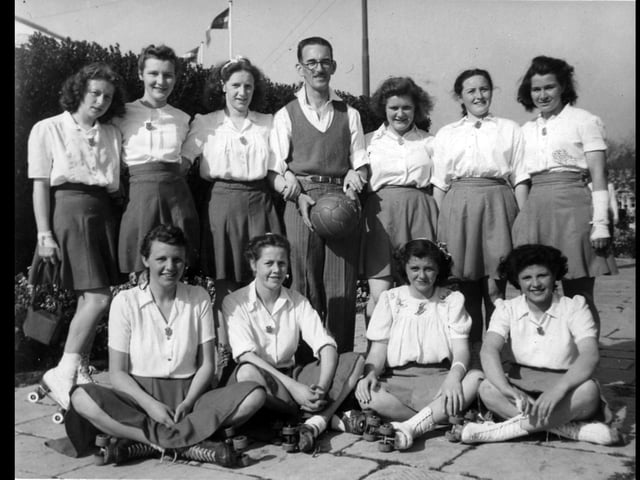 The two teams from the first roller hockey match at Southsea Skating Rink. Back row (l to r): Pat Dawson, Marian Loe, Betty Meech, Wally Mould (referee), Betty Carroll, Deidre Bran, Jean Briar.
Front: Norma Jaram, Madge Neal, Cynthia Evans, Sheila Staley