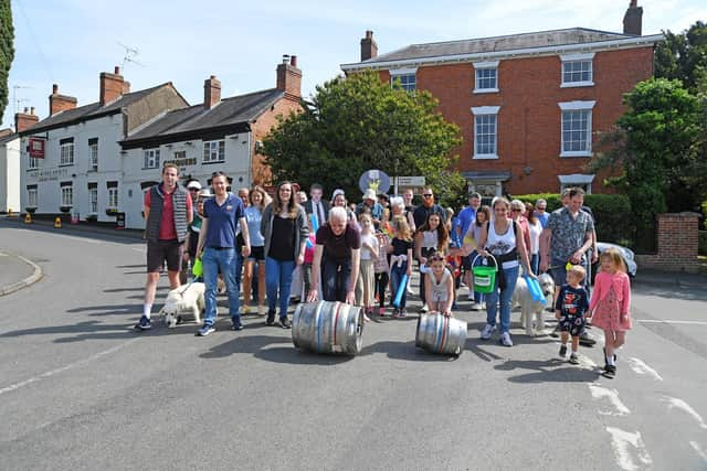 Front, Landlord Brian Priest of The Chequers pub in Swinford during the start of the 35th barrel push to Catthorpe Farm in aid of Macmillan Cancer Support.
PICTURE: ANDREW CARPENTER